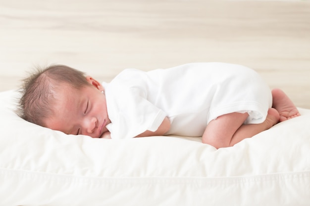 Bebé recién nacido durmiendo en una cama, 14 días de vida, concepto de niño dormido