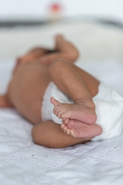 Bebé recién nacido durmiendo en la cama