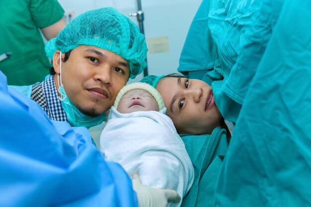 Bebé recién nacido durmiendo en el hospital.