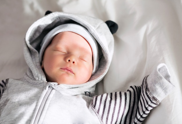 Bebé recién nacido durmiendo pacíficamente