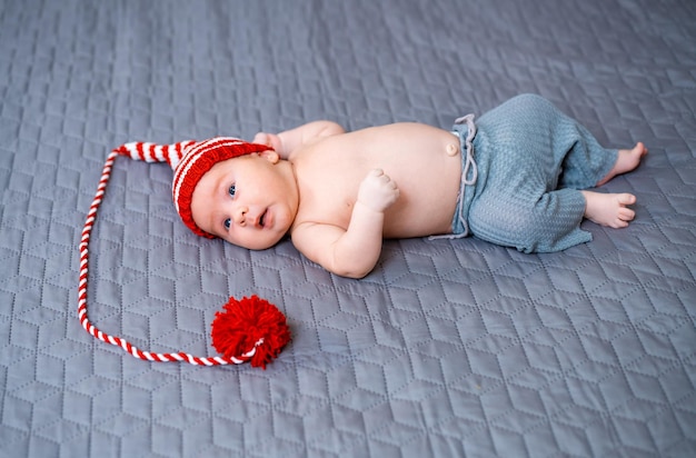 Bebé recién nacido con un gorro de duende navideño tejido