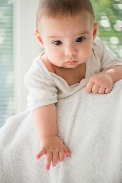 Bebé recién nacido con lindos ojos