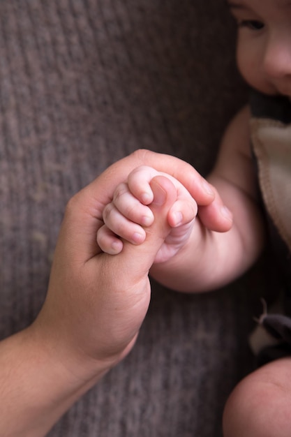 Bebé recién nacido manitas parte del cuerpo afecto maternidad