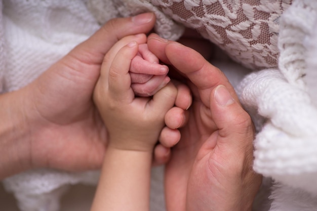 Bebé recién nacido manitas parte del cuerpo afecto maternidad