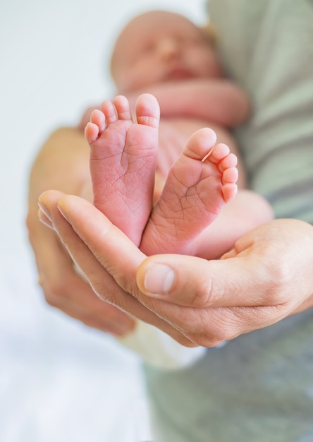 Bebé recién nacido en manos del padre. Enfoque selectivo. Personas.