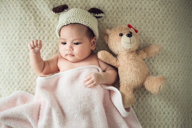 bebé recién nacido en una manta con un peluche