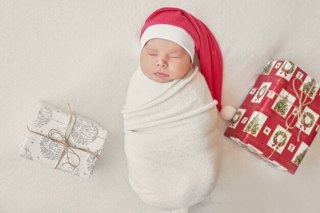 Bebé recién nacido niña santa sobre un fondo claro