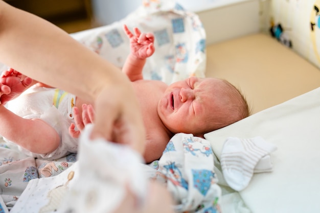 Bebé recién nacido. Niño pequeño en el hospital de medicina