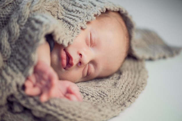 Bebé Recién Nacido Envuelto En Manta Foto de archivo - Imagen de