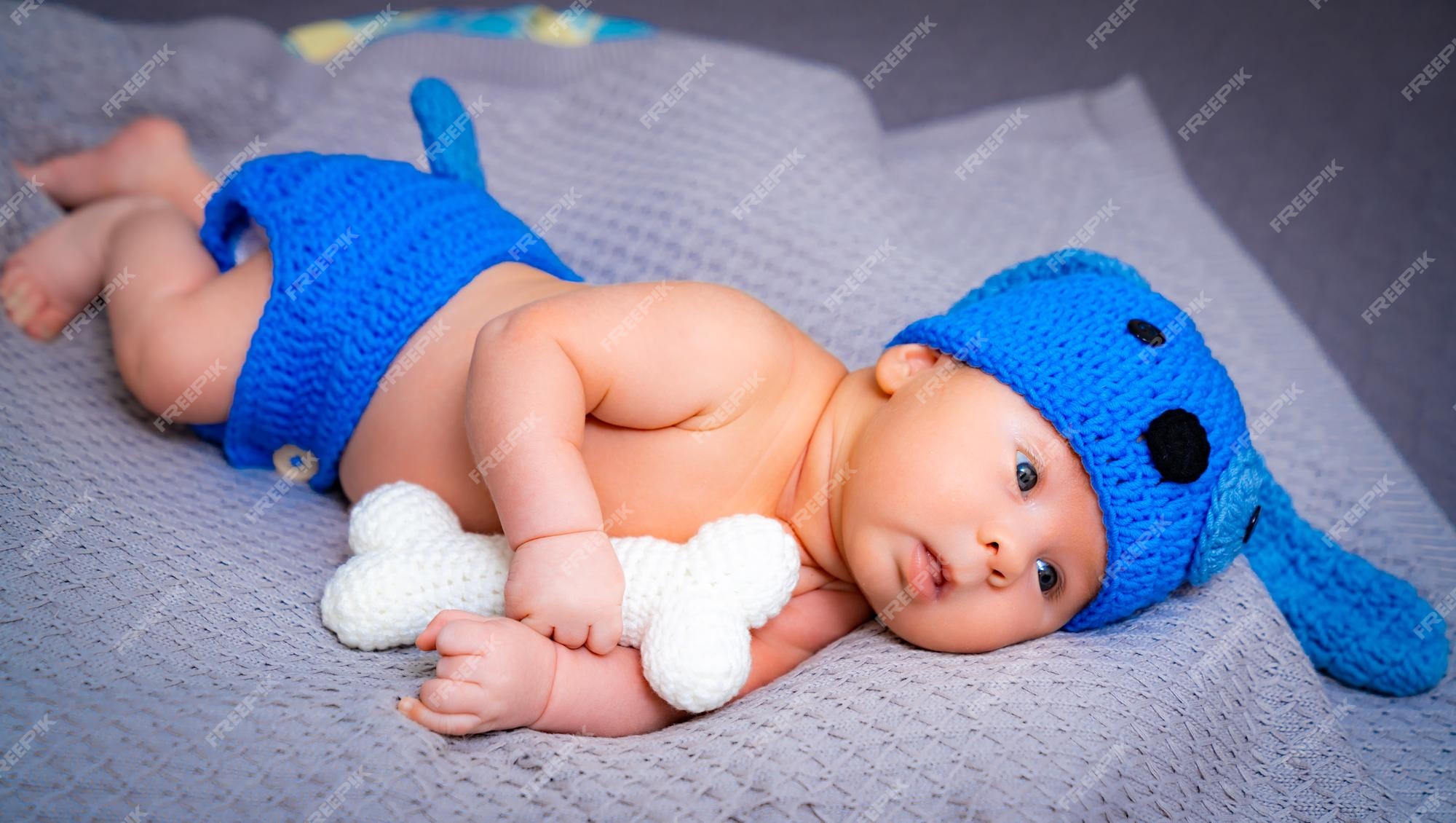 Bebé recién nacido que lleva un gorro de punto