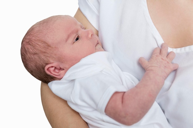 Un bebé recién nacido de una semana de edad en los brazos de su madre Amor y ternura Aislado sobre fondo blanco Primer plano