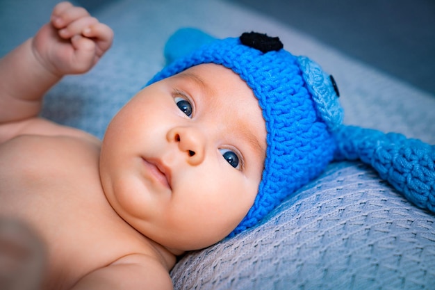 Bebé recién nacido con sombrero Niño pequeño con traje azul