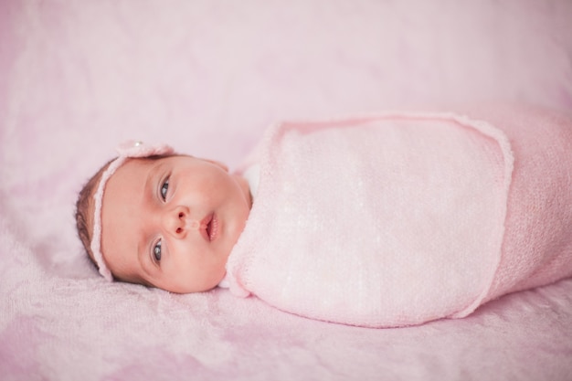 Bebé recién nacido en un traje rosa Maternidad.