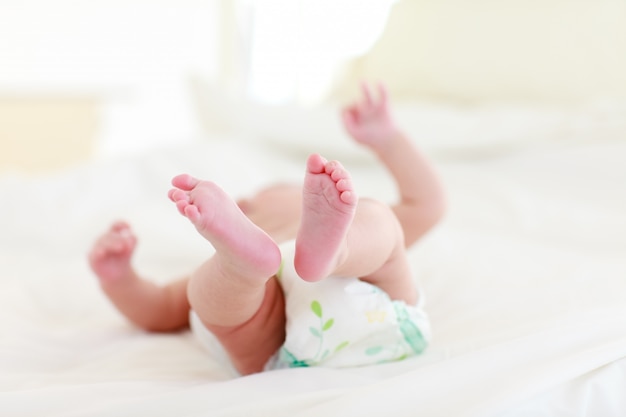 Bebê relaxante na cama