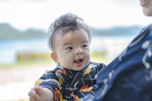 Un bebe con una remera que dice 'soy un bebe'