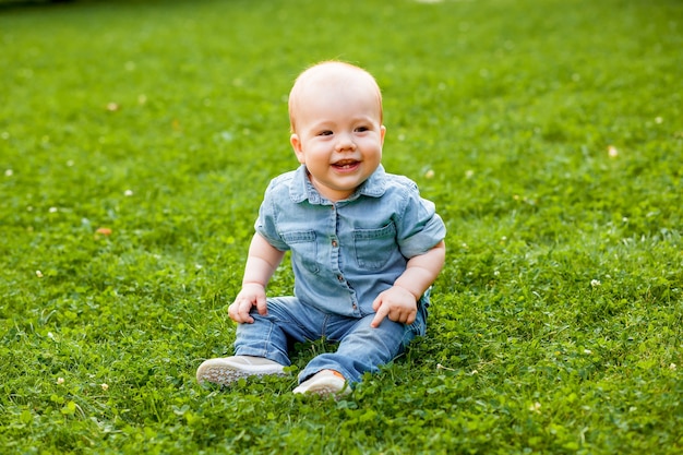 Bebê rindo sentado no gramado