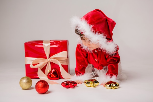 bebé Santa con caja de regalo en blanco