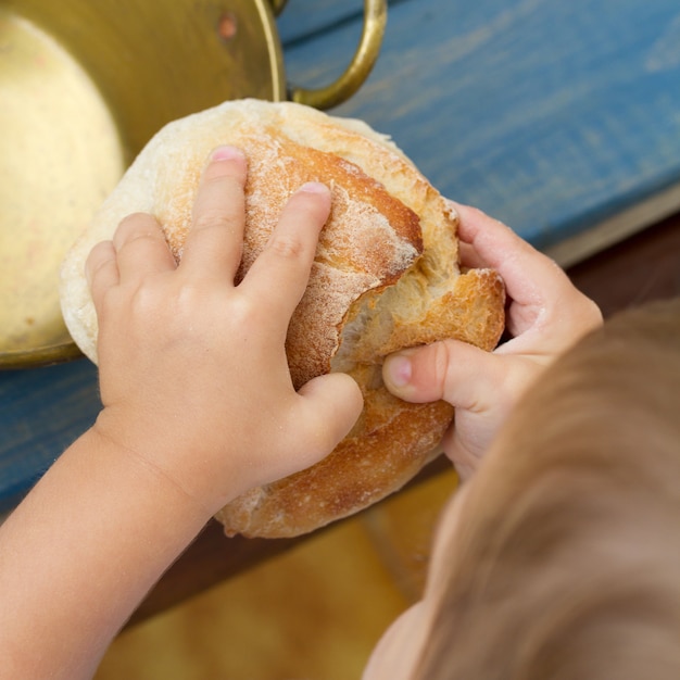 Bebê, segurando, pão fresco, em, mão