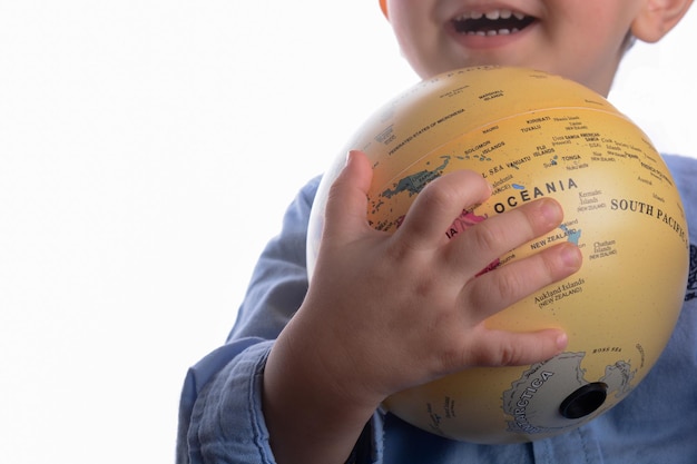 bebê segurando um globo