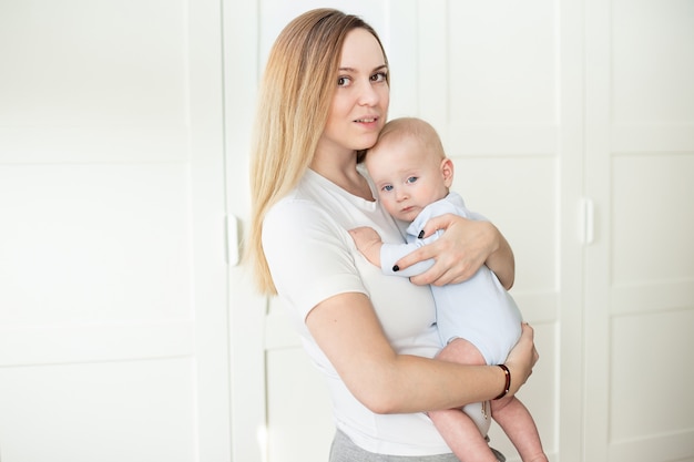 Bebé de seis meses en brazos de mamá