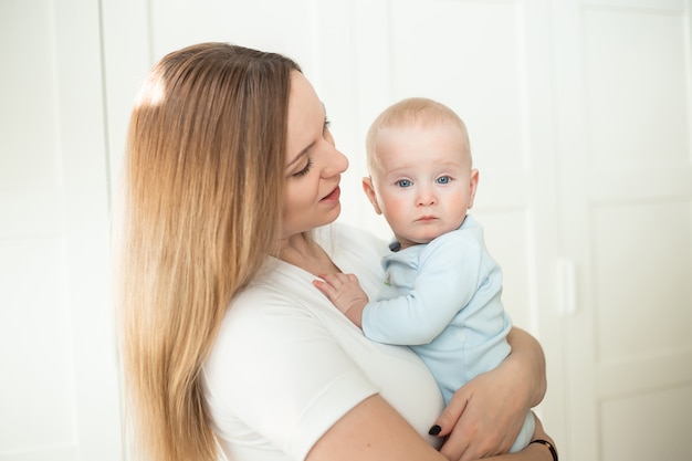 Bebé de seis meses en brazos de mamá