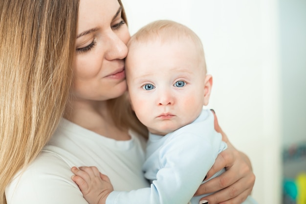 Bebé de seis meses en brazos de mamá