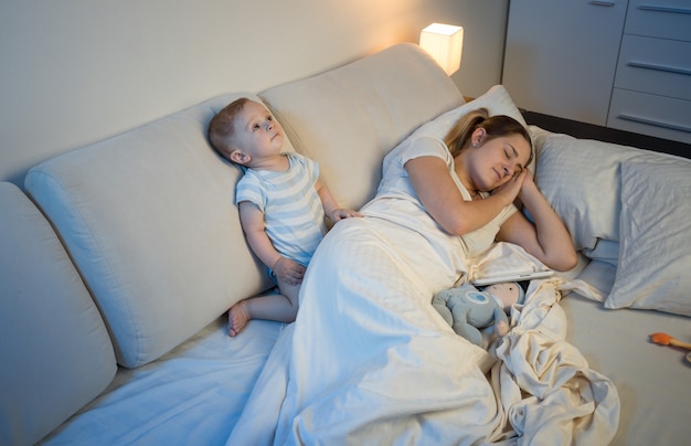 Bebé sem dormir a acordar a mãe a dormir na cama