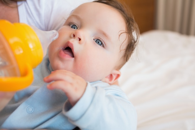 Bebê sendo alimentado pela mãe