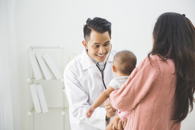 Bebê sendo verificado por um médico