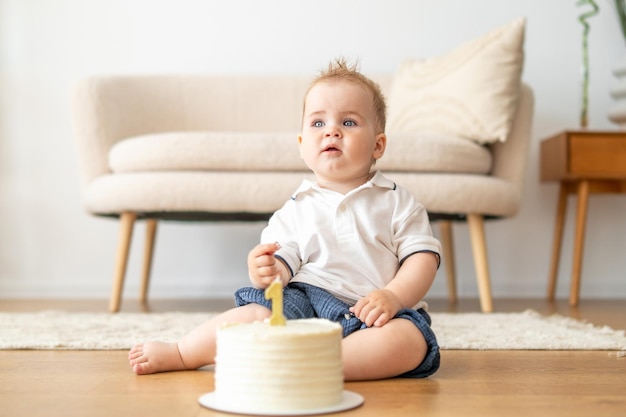 El bebé sentado frente al pastel