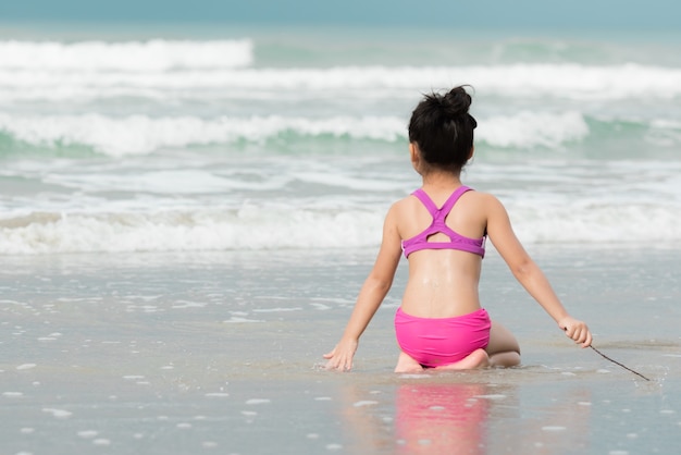 Bebê sentado na praia