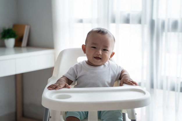 Bebé sentado en una silla alta