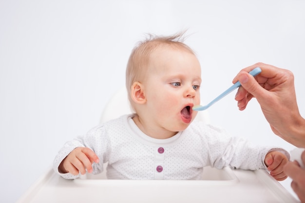 Bebé siendo alimentado por su madre