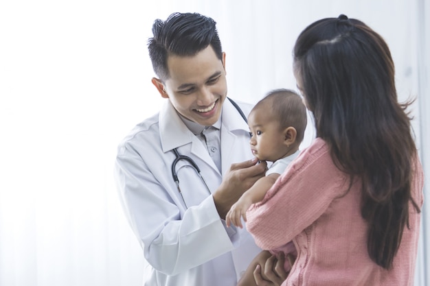 Bebé siendo revisado por un médico