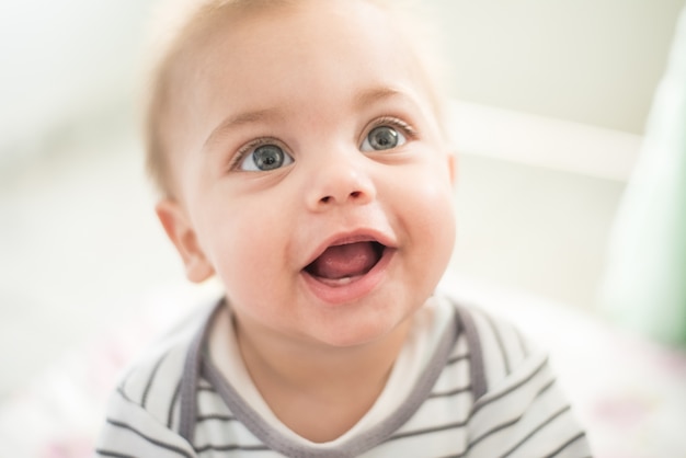 Foto bebé sonriendo - diente de bebé