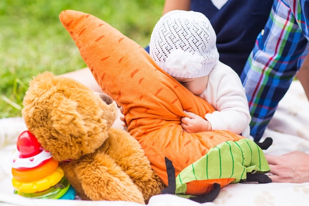 Bebé sonrisa picnic lúdico fin de semana naturaleza con familia