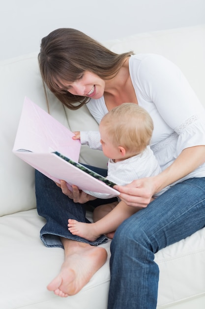 Bebé sosteniendo un libro con una madre