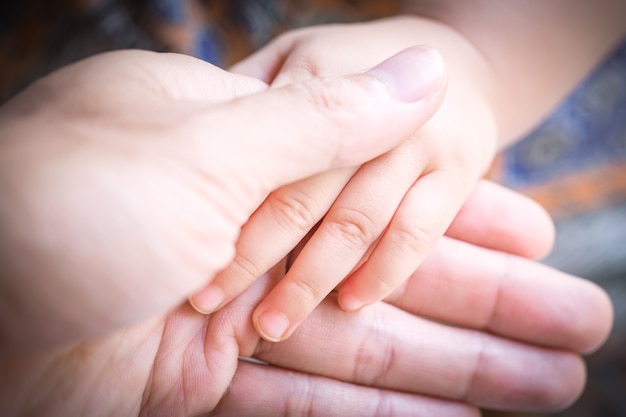 bebé sosteniendo la mano del padre