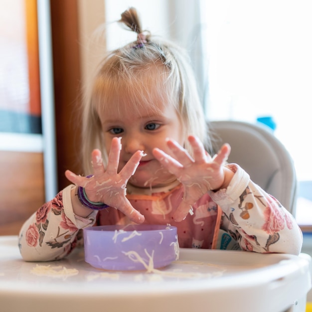 Bebê sujo comendo macarrão