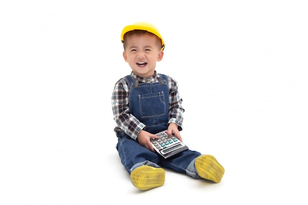 Bebé tailandés asiático vistiendo un traje de ingeniero con casco