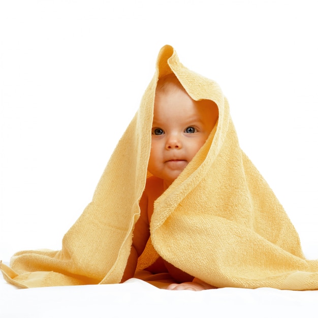 Foto bebé en toalla amarilla