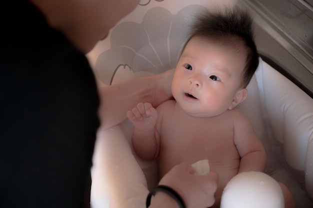 bebe tomando un baño