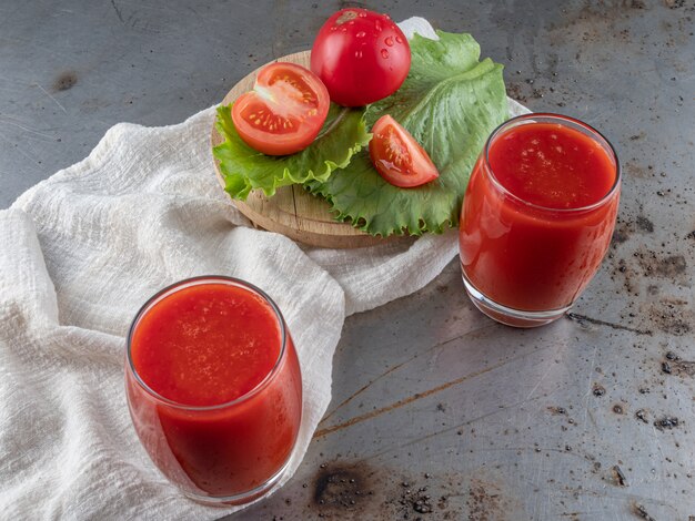 Bebe tomate fresco.