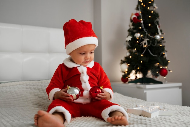 Foto bebé con traje de santa tiro completo