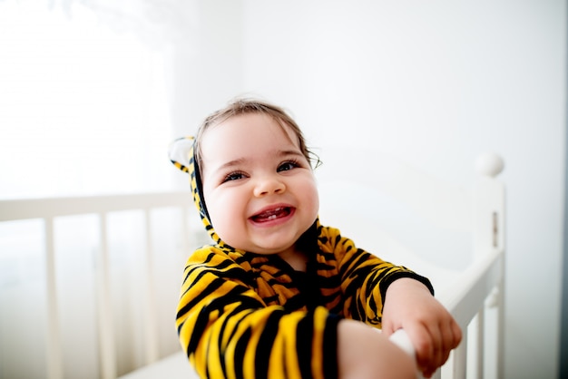 Bebé con traje de tigre.