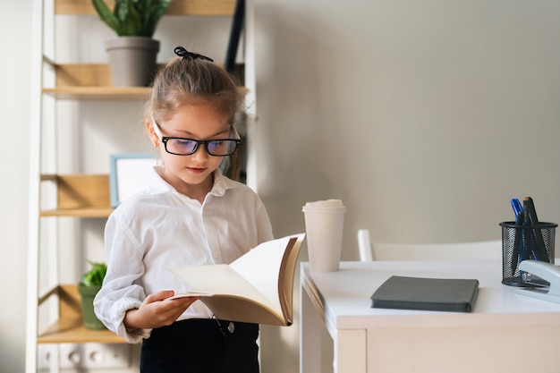 Bebê vestido como empresário