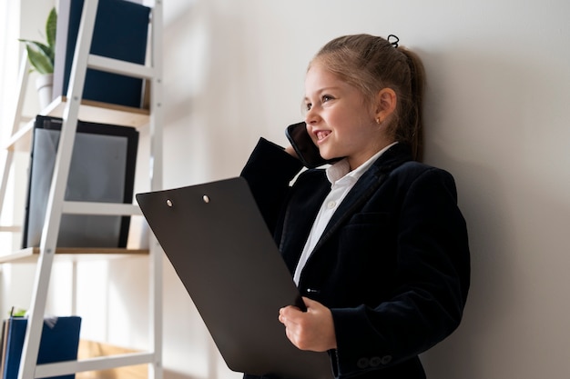 Foto bebê vestido como empresário