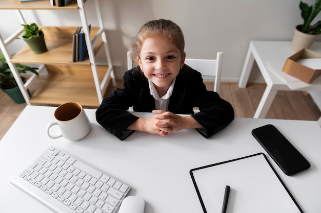 Foto bebê vestido como empresário