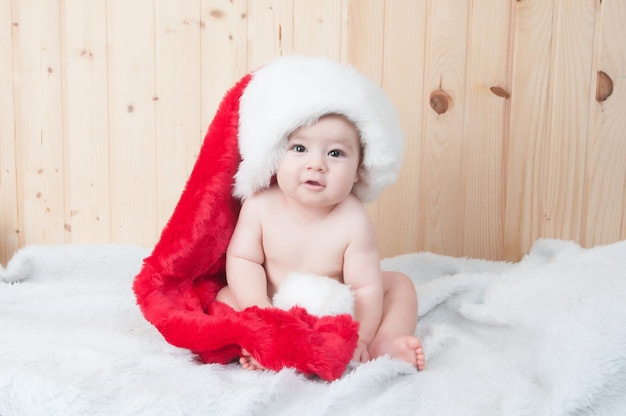 bebé vestido como Papá Noel o Noel en Navidad