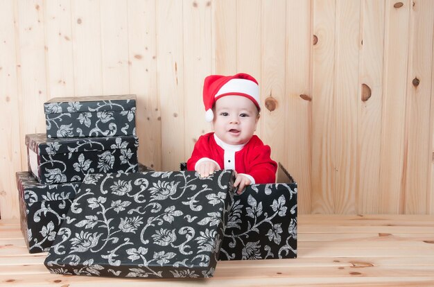 bebé vestido como Papá Noel o Noel en Navidad